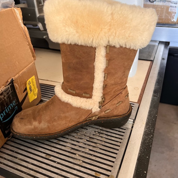 UGGS - Picture 2 of 3